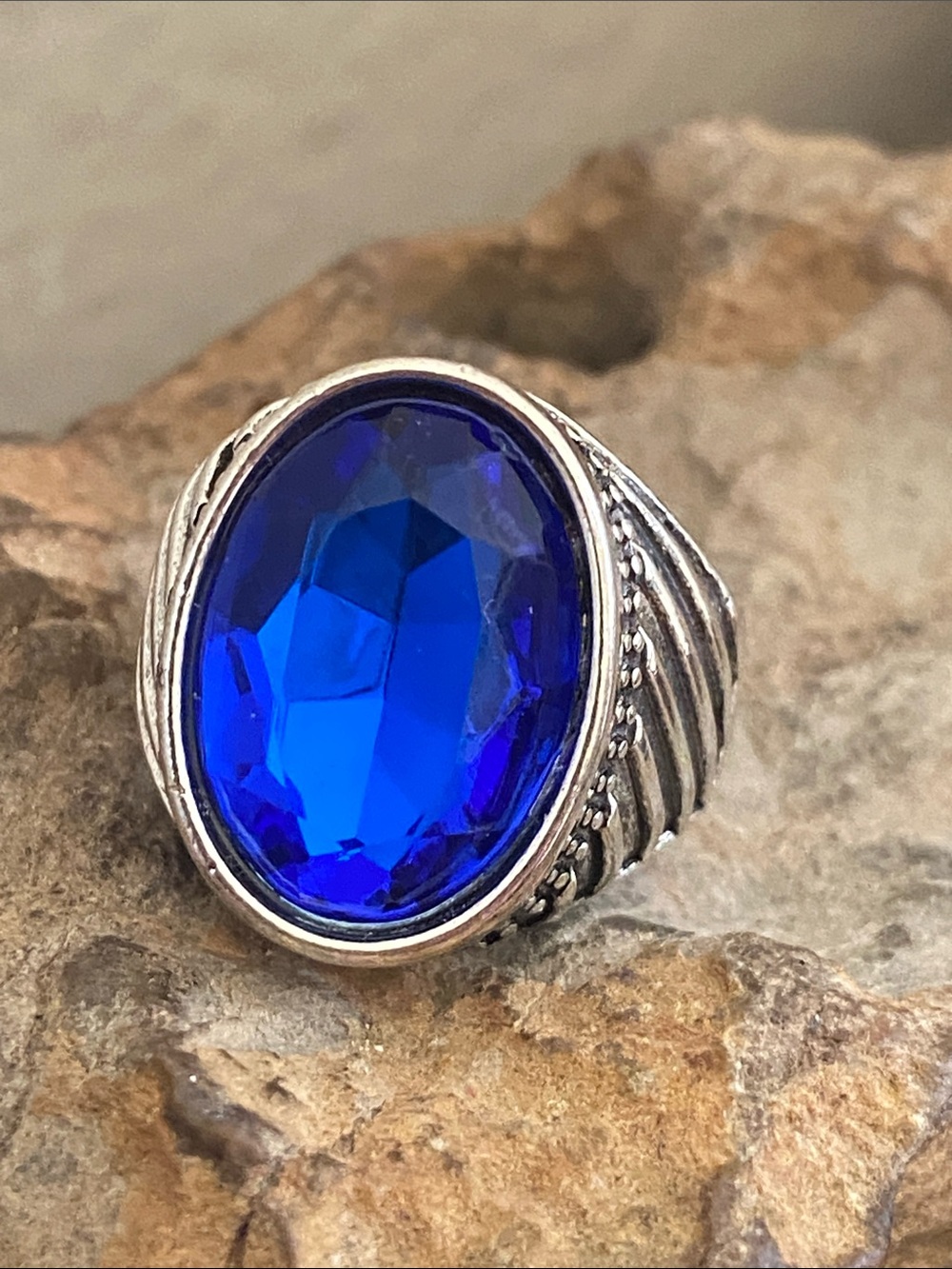 5/$10❤️❤️❤️NEW Ornate Faceted Acrylic Cabochon Ring